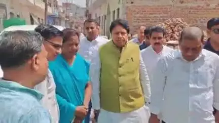 फिरोज़ाबाद: सपा के राष्ट्रीय महासचिव व राज्यसभा सांसद रामजीलाल फ़िरोज़ाबाद के टापा कला स्थित सपा नेता के घर पहुंचे