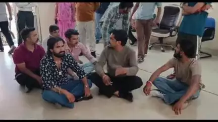 आबू रोड: माउंट आबू नगरपालिका में बड़ा एक्शन, बिना अनुमति सायरन बजाने और महिलाओं पर टिप्पणी के मामले में दो अधिकारी निलंबित