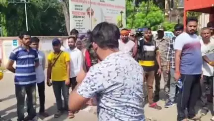 हज़ारीबाग: शेख भिखारी मेडिकल कॉलेज अस्पताल से संजीवनी सेवा कुटीर हटाने के आदेश पर स्थानीय लोगों ने विरोध प्रदर्शन किया