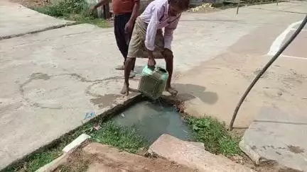 टीकमगढ़: बीड़ी मजदूर कॉलोनी में नहीं है नालियां घरों में प्रवेश करता पानी, लोग परेशान बच्चे बीमार नहीं हो रहा सुधार#jansamasya