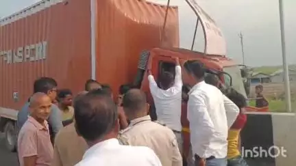 বর্ধমান ২: ১৯ নম্বর জাতীয় সড়কে নিয়ন্ত্রণ হারিয়ে ডিভাইডারে ধাক্কা মারল একটি ট্রাক আহত চালক নবগ্রাম এলাকার ঘটনা