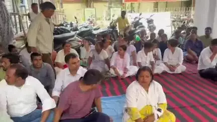 गोड्डा: सदर अस्पताल में महिला स्वास्थ्यकर्मी से हुई मारपीट के विरोध में स्वास्थ्यकर्मी और गार्ड धरने पर बैठे