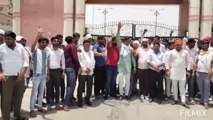 मुरैना: जरेरुआ सहित कई गांव में टायरों की फैक्ट्री के धुएं से ग्रामीणों में फैली बीमारियां,कलेक्ट्रेट में दिया ज्ञापन#jansamasya