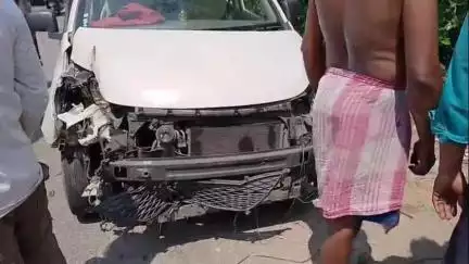 কৃষ্ণনগর ১: নতুনপাড়া হেলিপ্যাড সংলগ্ন এলাকায় নিয়ন্ত্রণ হারিয়ে রাস্তার পাশে খুঁটিতে ধাক্কা গাড়ির, আহত 4 জন