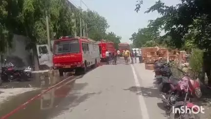 आगरा: सिकंदरा इंडस्ट्रियल एरिया स्थित जूता फैक्ट्री में लगी आग, फायर विभाग ने पाया काबू