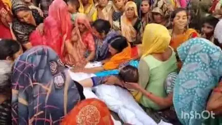 अलीगंज: दिल्ली के द्वारका में भीषण आग के बाद जैथरा थाना क्षेत्र के गांव शहवाजपुर में मृतकों के शव पहुंचे, कोहराम