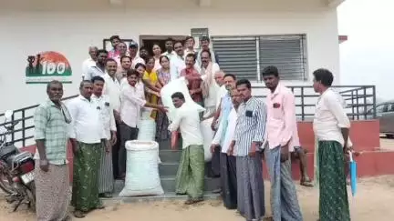 శింగనమల: గుమ్మేపల్లి గ్రామంలో రైతులకు వేరుశనగ విత్తనాలను పంపిణీ చేసిన TDP రాష్ట్ర అధికార ప్రతినిధి డేగల కృష్ణ మూర్తి