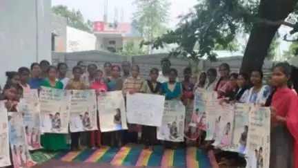 పత్తికొండ: వెల్దుర్తిలో కిషోర వికాసం కార్యక్రమంలో భాగంగా బాలికలకు అవగాహన కల్పించిన అంగన్వాడి సూపర్వైజర్లు