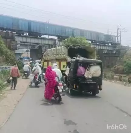 अनूपपुर: अनूपपुर अंडर ब्रिज के पास ट्रक बिगड़ने से यातायात जाम