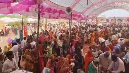 निवाड़ी: ग्राम धर्मपुर में यज्ञ समापन के साथ 16 जोड़ों का सामूहिक विवाह संपन्न