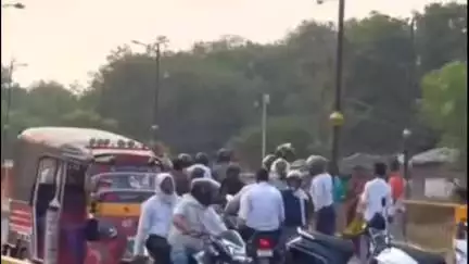 शास्त्री ब्रिज पर चलती मोटरसाइकिल में अचानक लगी भीषण आग, चालक बाल-बाल बचा
