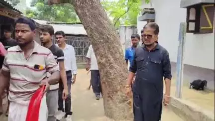 ইসলামপুর: ছঘড়িয়ার আক্রান্ত নিখোঁজ কিশোরের বাড়িতে গেলেন তৃণমূল শ্রমিক সংগঠনের জেলা সভাপতি