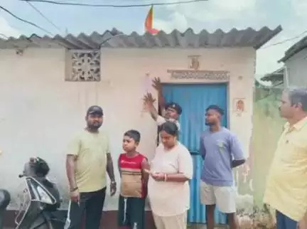 गोलमुरी-सह-जुगसलाई: बिरसानगर पुलिस ने फरार आरोपी के घर पर इश्तिहार चस्पा किया