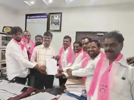 మహబూబ్ నగర్ అర్బన్: అధికార పార్టీకి అనుకూలంగా వార్డుల విభజన చేశారంటూ మున్సిపల్ కమిషనర్ మహేశ్వర్ రెడ్డికి ఫిర్యాదు చేసిన బీఆర్ఎస్ నాయకులు