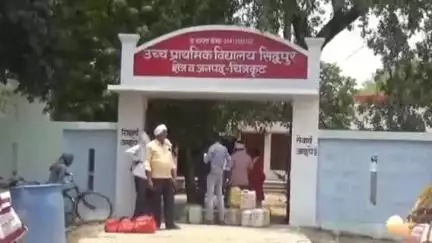 कर्वी: सिद्धपुर गांव में पानी की समस्या को लेकर कृषि मंत्री की चौपाल में खाली डिब्बा लेकर पहुंचे ग्रामीण