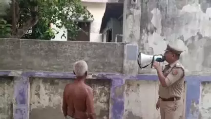 गोरखपुर: SHO गोरखनाथ ने गुलरिया के सेमरा स्थित गैंगस्टर में वांछित अभियुक्ता के घर कराई मुनादी, नोटिस किया चस्पा