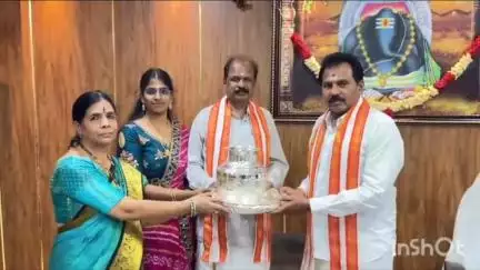 పూతలపట్టు: కాణిపాకం స్వామివారికి వెండి బింద అర్చనపళ్లెం  విరాళం
