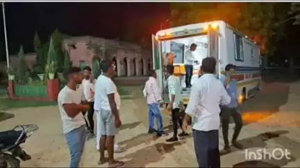 नारायणपुर: दलदला में सड़क दुर्घटना में एक व्यक्ति घायल, सीएचसी नारायणपुर में उपचार जारी