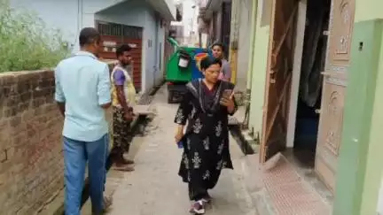 तिलहर: नगर पालिका के अधिशासी अधिकारी ने निजामगंज मोहल्ले में लोगों को सूखे और गीले कचरे को अलग करने के लिए किया जागरूक