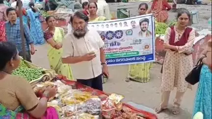 రామగుండం: ప్రభుత్వ సంక్షేమ పథకాలపై వారాంతపు సంతలో వ్యాపారులకు అవగాహన కల్పించిన మున్సిపల్, మెప్మా సిబ్బంది