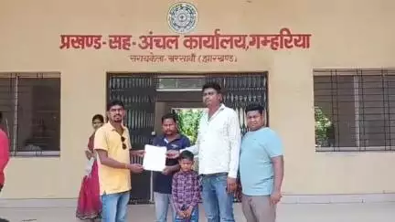 आदित्यपुर गम्हरिया: सर्पदंश से बच्चे की मौत पर JLKM टीम ने CO गम्हरिया को सौंपा सरकारी मुआवजे का ज्ञापन