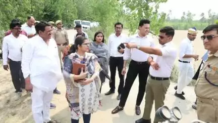 रामपुर: बुधवार को ग्राम आगापुर स्थित रजा झील में कराए जा रहे कार्यों का जिलाधिकारी जोगिंदर सिंह ने किया स्थलीय निरीक्षण