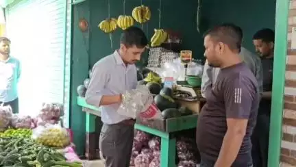 लोहाघाट पालिका ने नगर में नालियों के ऊपर किए गए अतिक्रमण को हटाया व्यापारियों को लगाई फटकार।
