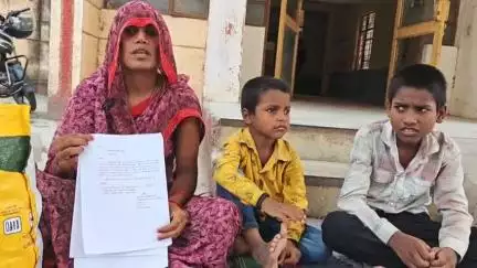 मऊ: रिकवरी दी की रहने वाली महिला ने पति और बच्चों के साथ घर से निकालने पर जिला कलेक्ट्रेट में दिया धरना