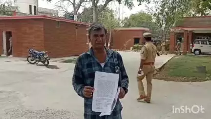 उरई: डकोर थाना के पुलिसकर्मी व थाना प्रभारी पर व्यक्ति ने लगाया मारपीट करने वालों को संरक्षण देने का आरोप, एसपी को की शिकायत