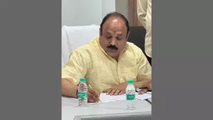 सवाई माधोपुर: खंडार चितारा में उप स्वास्थ्य केंद्र उद्घाटन एवं जनसुनवाई में बाधा डालने पर पटवारी को किया A.P.O