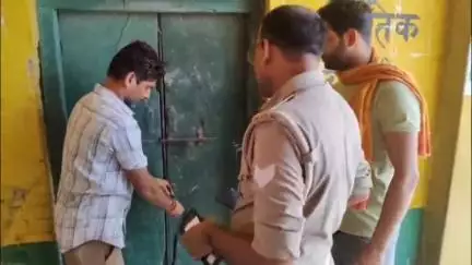 मिर्ज़ापुर: कछवा थाने से चंद कदम की दूरी पर सरकारी बीज भंडार से चोरों ने 18 बोरी यूरिया व 21 बोरी डाई की चोरी की, मौके पर पुलिस