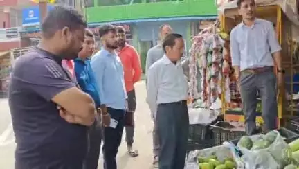 लोहाघाट: नगर पालिका और राजस्व की टीम ने मीना बाजार लोहाघाट में दुकानों के आगे अतिक्रमण पर की कार्रवाई