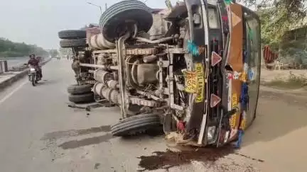 थानेसर: शाहाबाद में रतनगढ़ के पास NH पर ग्रिलों को तोड़कर पलटा कंटेनर, चालक को आई नींद