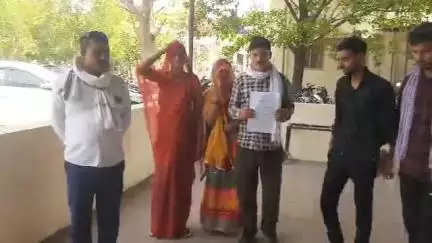 मुरैना नगर: पांचोली गांव में झांसा देकर बैंक खाते खुलवाए, योजनाओं का लाभ नहीं मिलने पर पीड़ितों ने एसपी ऑफिस में की शिकायत