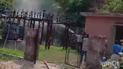 खलीलाबाद: अत्यधिक लोड और गर्मी से जिला अस्पताल में लगी आग, मौके पर बुलाई गई फायर ब्रिगेड की गाड़ी