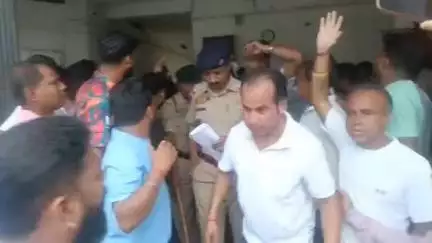 উদয়পুর: ন্যায়ের দাবিতে হাজারো কণ্ঠ একসাথে, রাজনগরের ঘটনায় গ্রেপ্তার অজির পোদ্দার কে তোলা হল উদয়পুর আদালতে।
