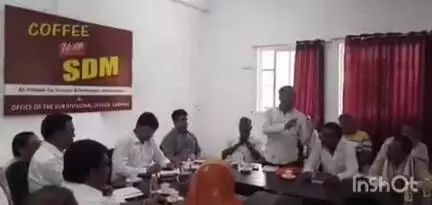 गढ़वा: "कॉफी विद एसडीएम" में बनी "दानरो महोत्सव" की भूमिका ,दानरो नदी संरक्षण के लिए एसडीएम की बैठक में जुटे 20 गांव के लोग