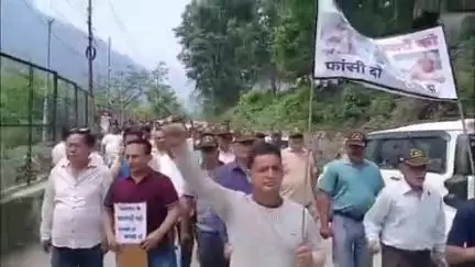 धारचूला: कमलेश दानू के हत्यारों को जल्द पकड़ने की मांग को लेकर धारचूला बाजार में लोगों ने निकाला विशाल जुलूस