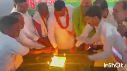 गुरारू: मलपा महादलित टोला में राजद ने लालू प्रसाद यादव का 78वां जन्मदिन केक काटकर मनाया, सामाजिक सद्भावना दिवस के रूप में आयोजन