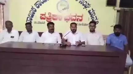 ಮಾನ್ವಿ: ಅಹಿಂದ ವರ್ಗದ ಪ್ರತಿಭಾವಂತ ವಿದ್ಯಾರ್ಥಿಗಳಿಗೆ ಪುರಸ್ಕಾರ: ಪಟ್ಟಣದಲ್ಲಿ ಬೆಳಗು ಟ್ರಸ್ಟ್ ಅಧ್ಯಕ್ಷ ಶರಣಕುಮಾರ