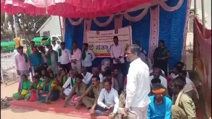 ರಟ್ಟೀಹಳ್ಳಿ: ಪೌರಸೇವಾ ವೃಂದಕ್ಕೆ ವಿಲೀನ ಮಾಡುವಂತೆ ಅಗ್ರಹಿಸಿ ಪಟ್ಟಣದಲ್ಲಿ ಗ್ರಾಂಪಂಚಾಯತ್ ನೌಕರರಿಂದ ಪ್ರತಿಭಟನೆ