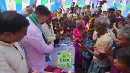 जगदीशपुर: चकवा महादलित टोला में राजद सुप्रीमो लालू प्रसाद यादव का जन्मदिन मनाया गया, राजद युवा नेता किशोर कुणाल रहे मौजूद