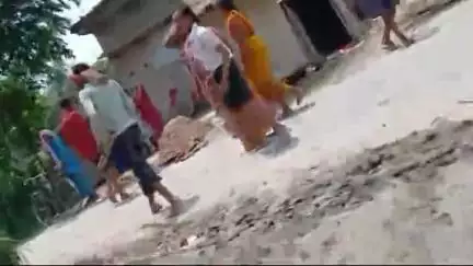 बैरिया: ताधवा नंदपुर पंचायत में नाना के घर आए नाती की पिटाई, पुलिस ने प्राथमिकी दर्ज की, मारपीट का वीडियो वायरल
