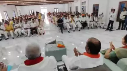 मौदहा: बिवांर में आयोजित प्रोफेशनल मीट कार्यक्रम में सरकार की उपलब्धियों की जानकारी दी गई