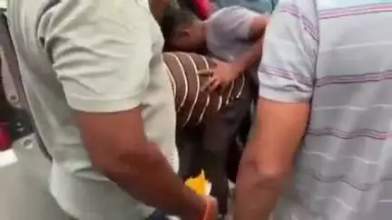 चौबट्टाखाल: संगलाकोटी बाजार में स्थानीय लोगों ने कार से नकली नोट ले जाते युवकों को पकड़ा, मौके पर पहुंची राजस्व पुलिस