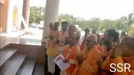 रतलाम नगर: राष्ट्रीय मठ मंदिर संघ ने मांगों को लेकर कलेक्टर कार्यालय में मुख्यमंत्री के नाम ज्ञापन सौंपा
