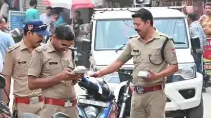 पिथौरागढ़: सघन चेकिंग अभियान के तहत कोतवाली पुलिस ने अतिक्रमण व नो पार्किंग में खड़े 20 वाहनों का किया चालान