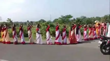 পাড়া: পাড়া থানার দুবড়া গ্রাম পঞ্চায়েতের কোলডি গ্রামে কোলডি গ্রামে ভাগবত পাঠ উপলক্ষে কলশ যাত্রার আয়োজন