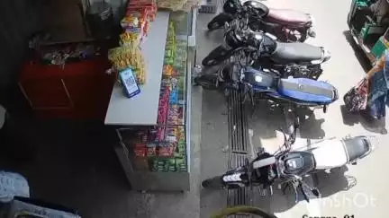 धार: धार में दुकानदार की पलक झपकते ही ब्रेड चोरी, सीसीटीवी वीडियो वायरल