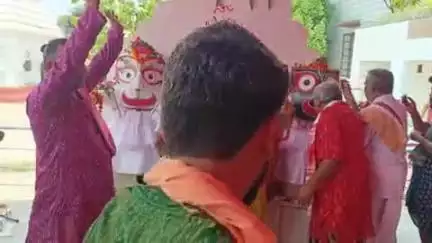 ସୁନ୍ଦରଗଡ ସହର: ସୁନ୍ଦରଗଡ଼ ରାଜାଙ୍କ ଠାରୁ ମଙ୍ଗଳ ଆଳତି ଗ୍ରହଣ କରିବା ପରେ ରାଜବାଟିର ଚତୁର୍ଦ୍ଧା ମୂର୍ତ୍ତି ରତ୍ନ ଗୃହକୁ ପ୍ରବେଶ କଲେ